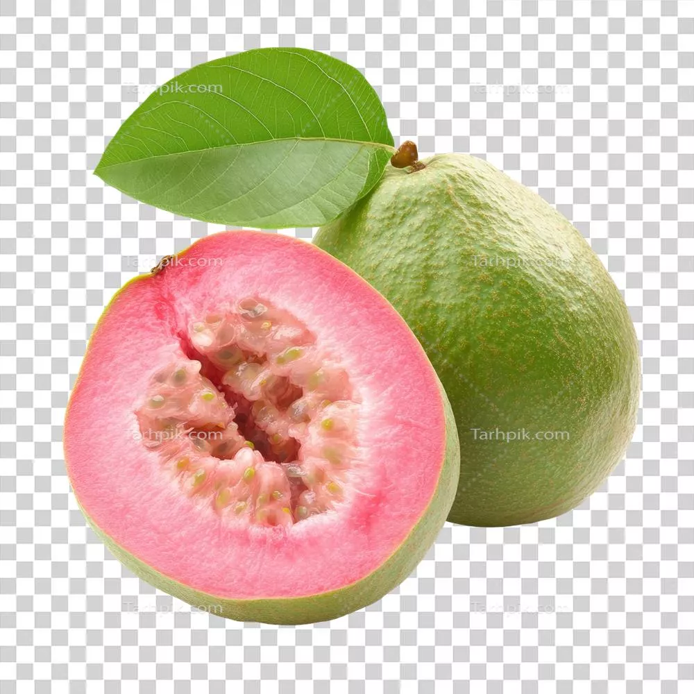نیمه‌ای از میوه گواوا صورتی با پوست سبز و گوشت صورتی بر روی پس‌زمینه شفاف