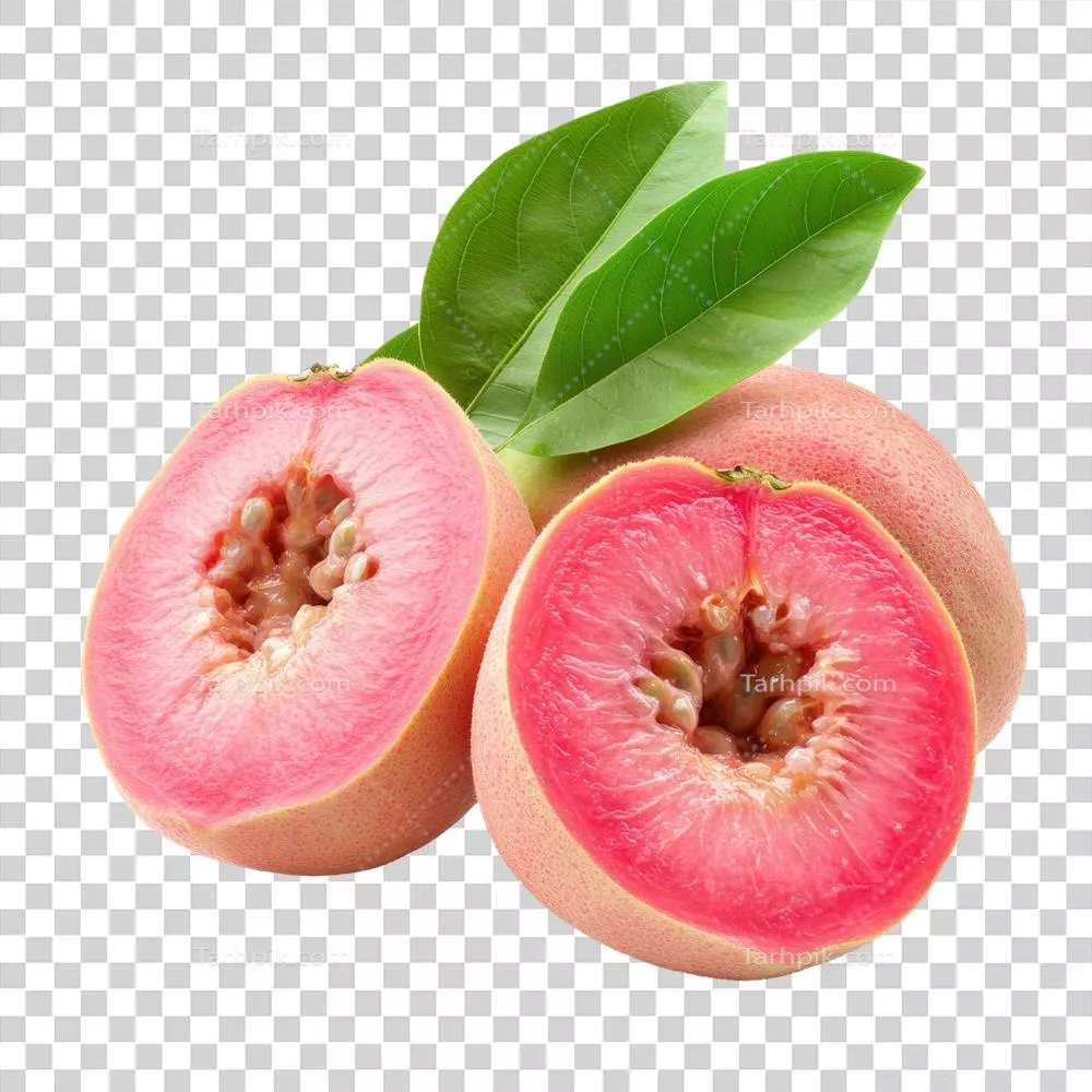 میوه گواوا صورتی تازه، نصف شده با برگ‌های سبز بر روی پس‌زمینه شفاف و روشن
