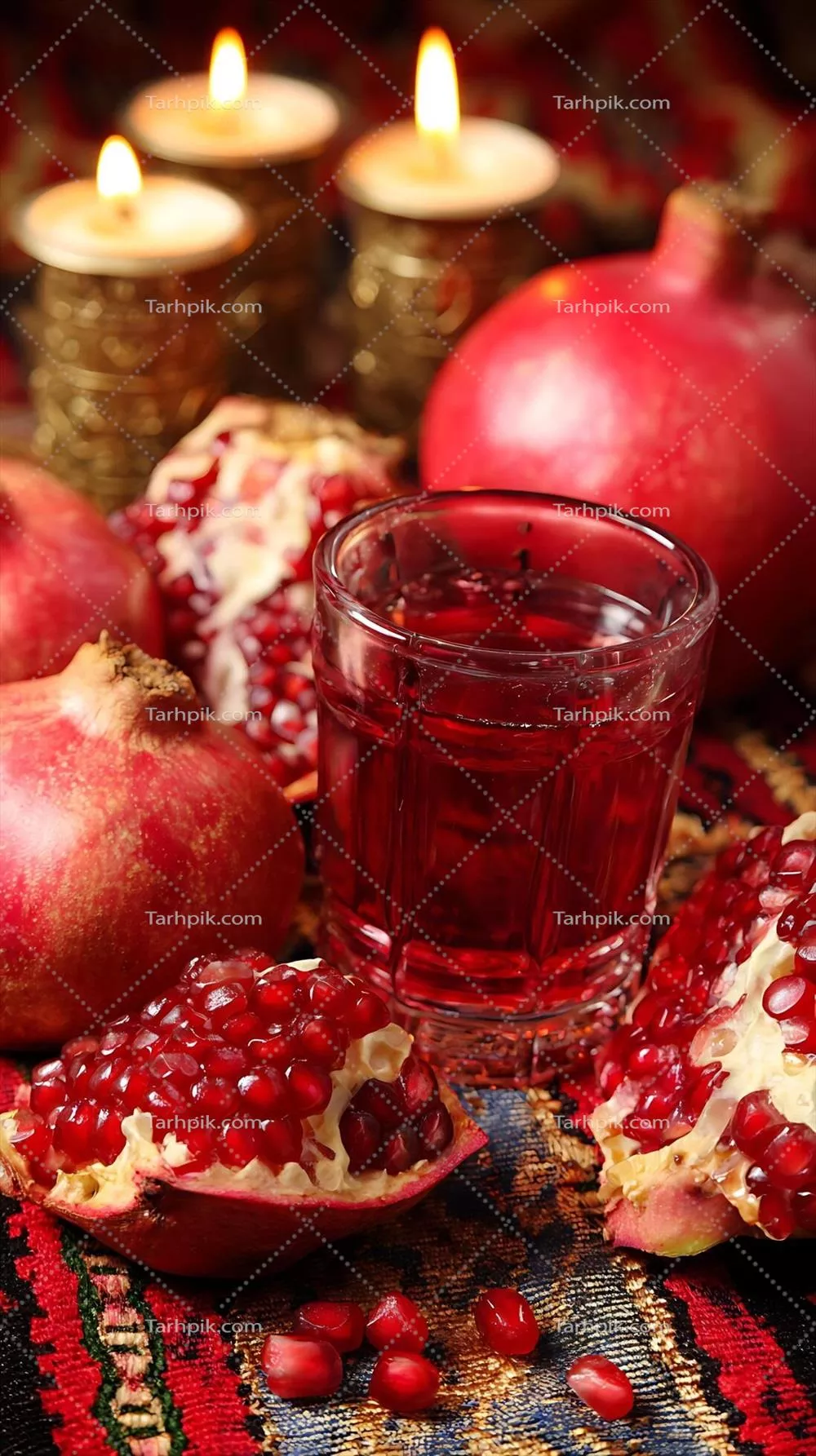 شام پاییزی راحت با انارها و نور ملایم شمع