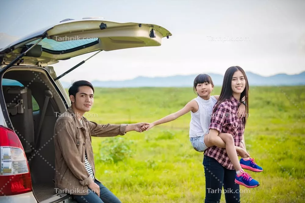 خانواده‌ای با کودک کوچک در یک سفر جاده‌ای برای کمپینگ