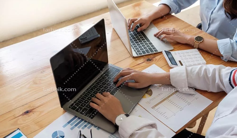 نزدیک به چهره افراد و کسب و کارها در حال بحث درباره وضعیت بازار