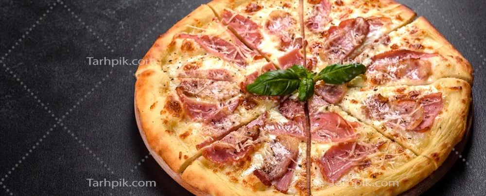 پیتزای خوشمزه، تازه و ترد با گوشت خوک، پنیر و ریحان از تنور