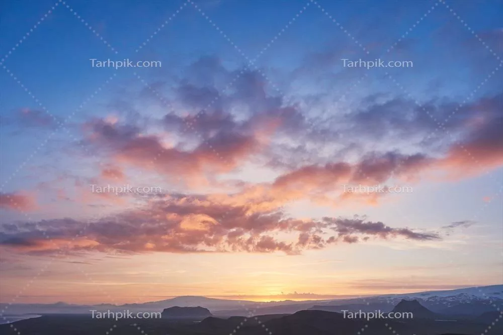 مناظر کوهستانی باشکوه زیر آسمان صبحگاهی با ابرها