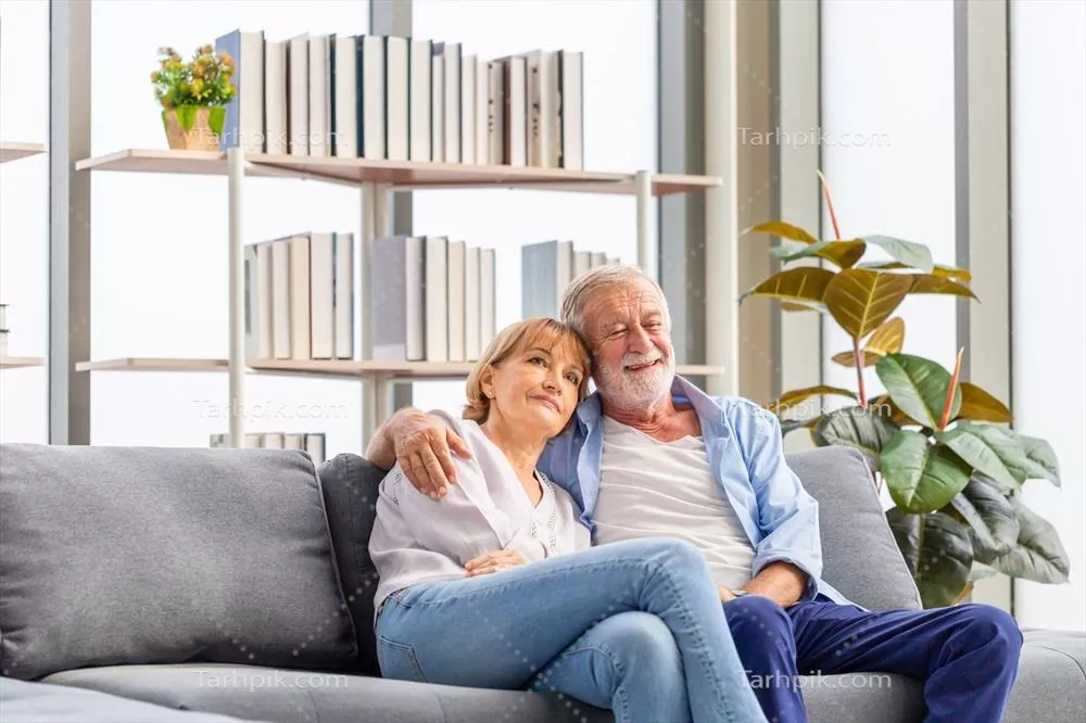 پرترهای از یک زوج خوشحال سالخورده در اتاق نشیمن، لحظات شاد بکوشید