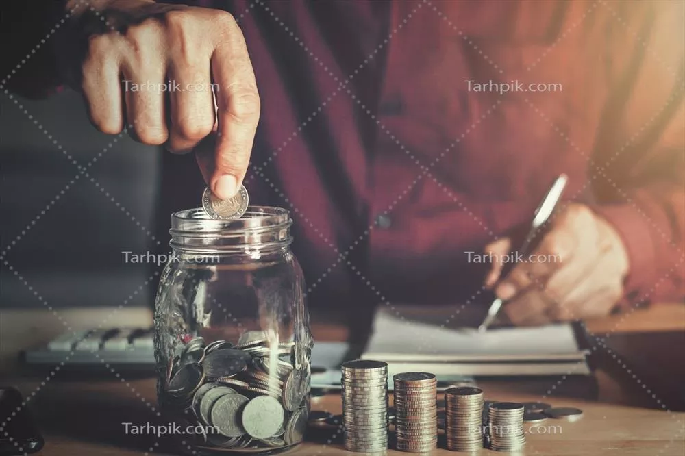 مرد بازرگانی که سکههایی را در شیشه برای صرفهجویی و حسابداری میگذارد