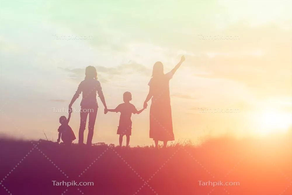 خانواده شاد در حال رقصیدن بر روی جاده در غروب آفتاب در یک مهمانی شبانه در دل طبیعت