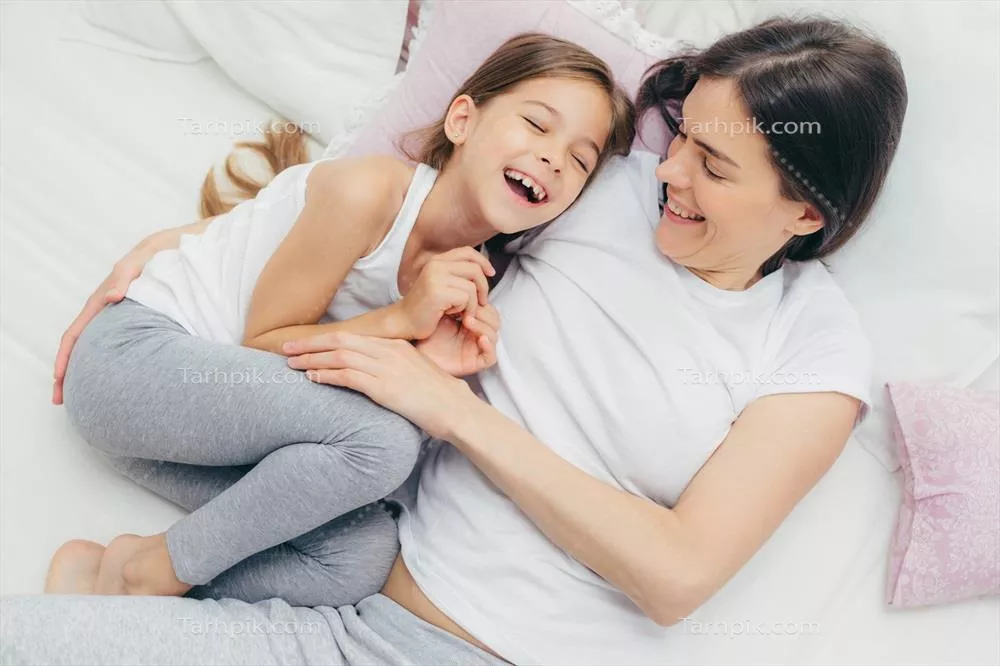 لحظات شاد و دلنشین مادر و فرزند در رختخواب: بازی و خنده