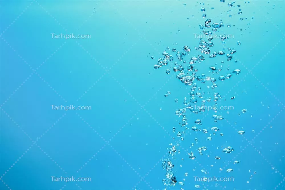 تصویر انتزاعی پس زمینه ای از حباب ها در آب تمیز با قطرات و امواج آب، تازه و آرامش بخش