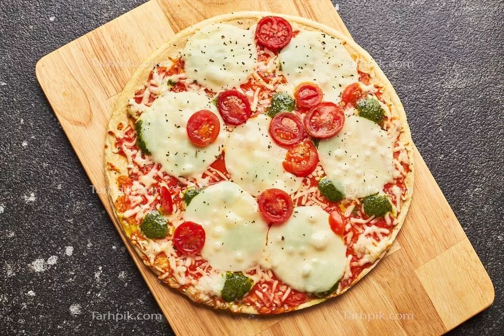 پیتزای یخزده فوری با پنیر، گوجهفرنگی و پستو، آماده برای مصرف