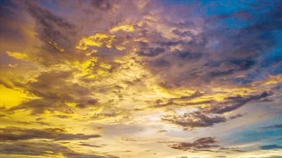 غروب رنگارنگ آسمان در زمان شامگاه با آسمان پرستاره