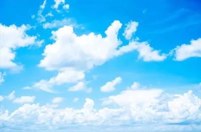 ابرهای زیبا و نرم سفید در آسمان آبی، بهترین پسزمینه برای فصل بارانی