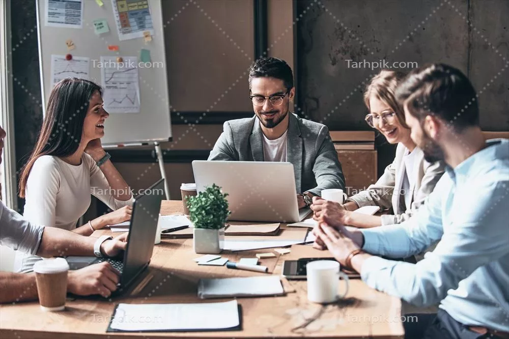 گروه جوان و مدرن کسب و کار با پوشش هوشمند در یک دفتر خلاق در حال بحث