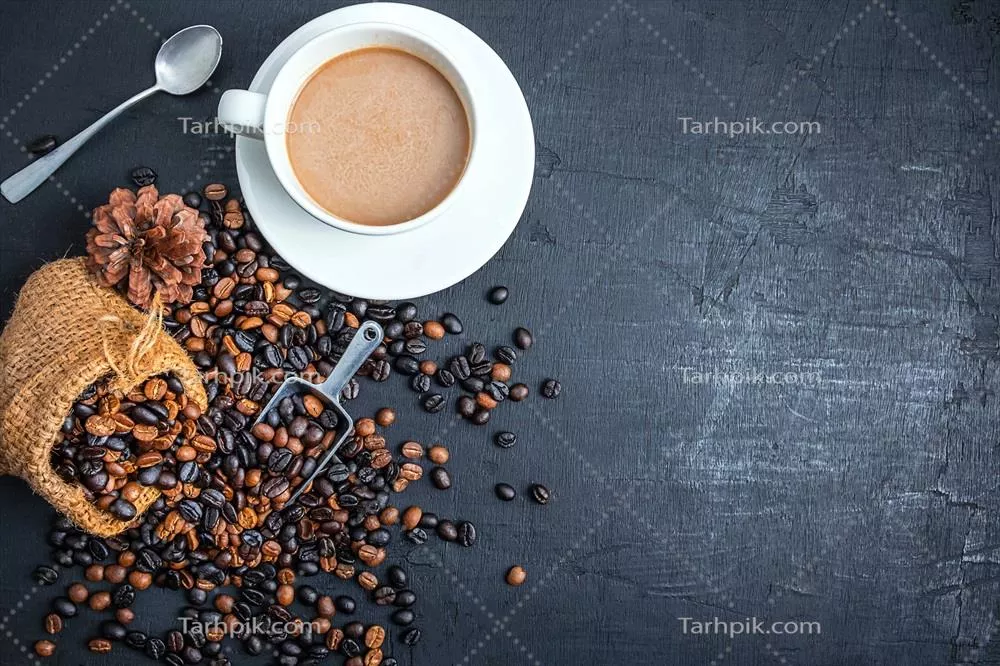 نمای بالایی از ترکیب قهوه تیره و متوسط در کیسه قهوه با فنجان قهوه داغ