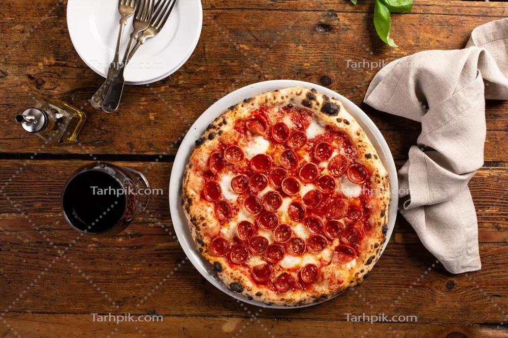 پیتزای ناپلی تازه پخته شده با فلفل کبابی و موتزارلا