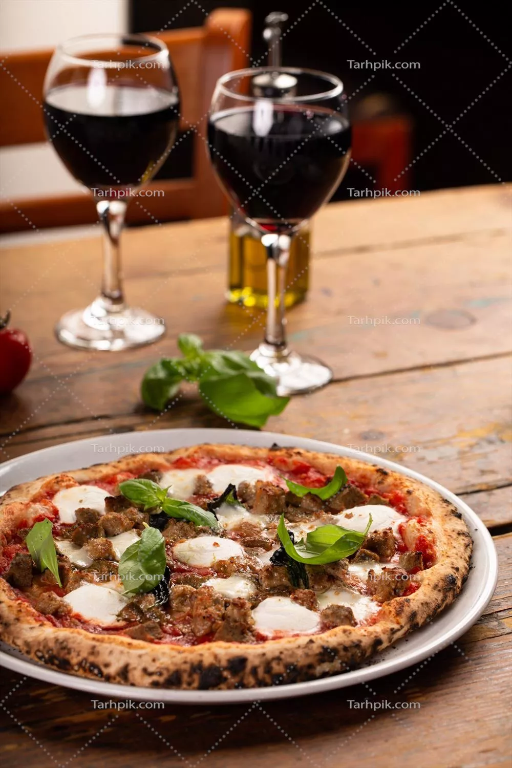 پیتزا ناپولیتانی تازه پخته شده با موزارلا و ریحان تازه