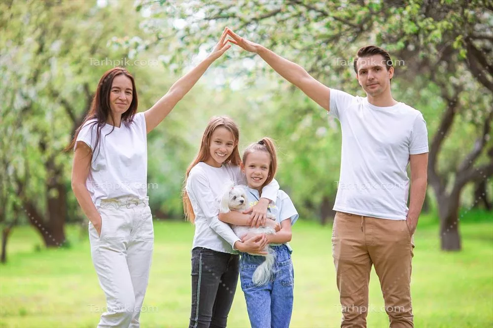 خانوادهای دوستداشتنی در باغ گیلاس در حال شکوفایی در یک روز بهاری زیبا