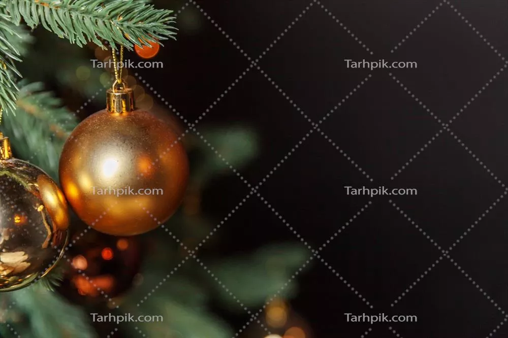 درخت کریسمس کلاسیک تزئین شده برای سال نو با زینتهای طلایی و اسباب بازیها