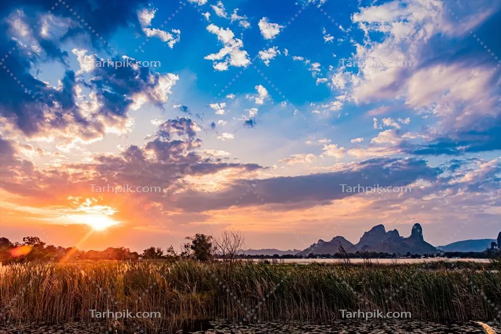 آسمان زیبا و ابرها در زمان غروب و درخشش شفق