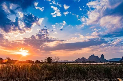 آسمان زیبا و ابرها در زمان غروب و درخشش شفق