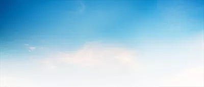 آسمان زیبا و آبی با ابرهای سفید و نور خورشید درخشان