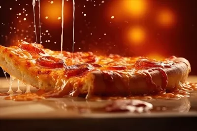 تصویری از پیتزا داغ و خوشمزه با استفاده از تکنیک‌های هوش مصنوعی و مولد