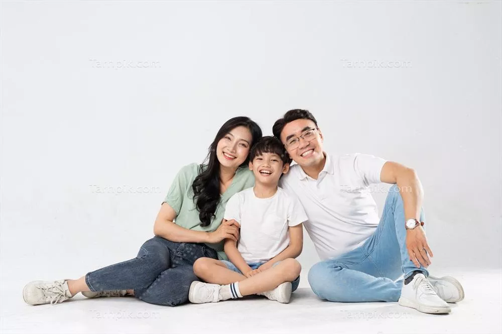 خانوادهای در حال ژستگیری بر روی پسزمینه سفید