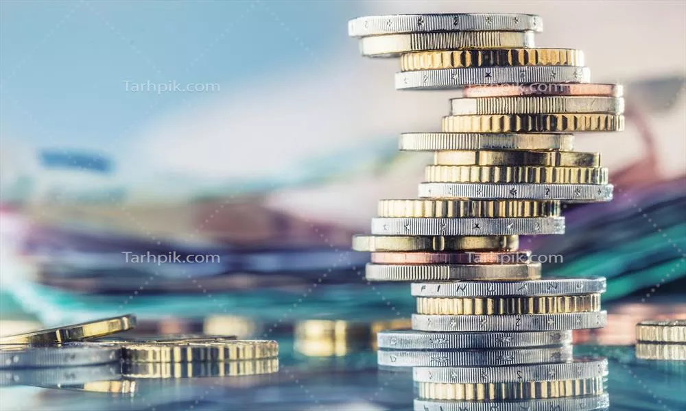 سکه‌های یورو روی هم انباشته شده در وضعیت‌های مختلف با مفهوم پول