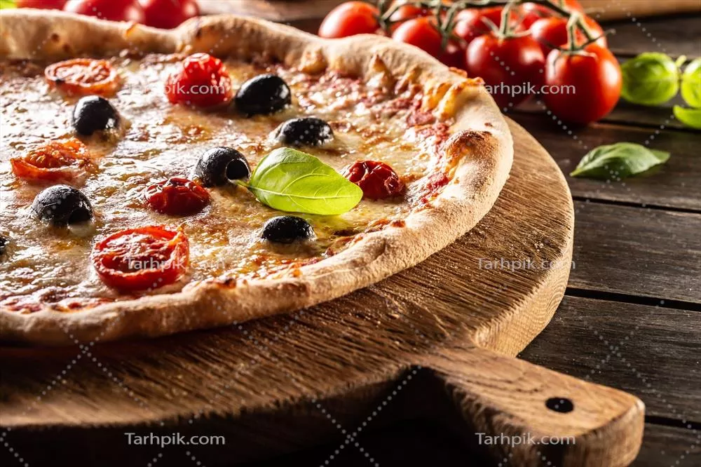 طرز تهیه پیتزا خانگی با گوجه‌فرنگی، پنیر موزارلا، زیتون و ریحان