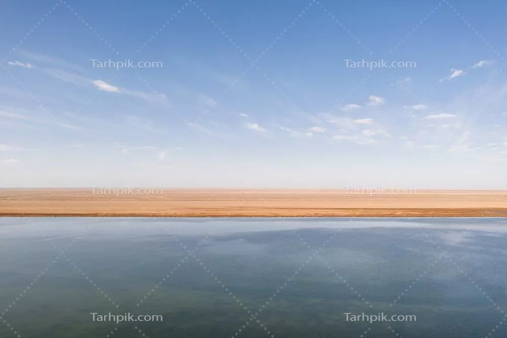 چشمانداز طبیعی دریاچه پاک و آسمان آبی با نور ملایم