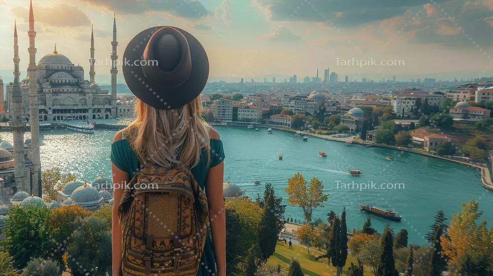 زنی جوان با کلاه مشکی، در حال تماشا از ارتفاعات استانبول