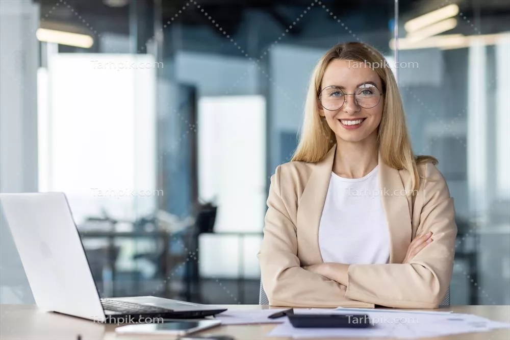 پرترهای از یک زن با اعتماد به نفس و موفق در کتوشلوار اداری در دفتر کارش