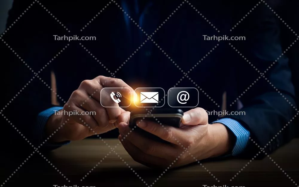 مردی که از گوشی هوشمند برای دسترسی به نمادهای ارتباطی تماس، ایمیل و اینترنت استفاده میکند، نمادی از اتصال دیجیتال مدرن در زندگی روزمره
