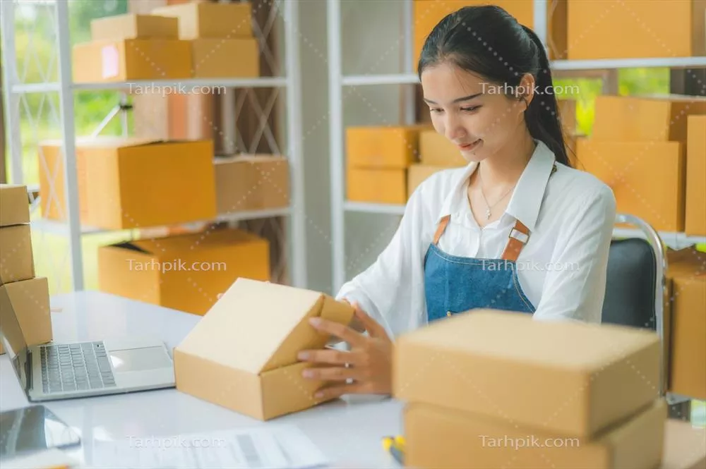 مدیریت استارتاپ‌ها: مالکین کسب‌وکارهای کوچک با ماشین‌های بسته‌بندی و جعبه‌های کارتن برای ارسال محصولات به مشتریان