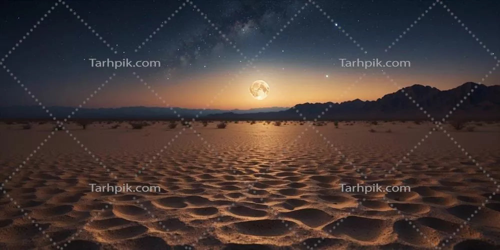 طلوع کامل ماه طلایی بر فراز منظرۀ کویر با آسمان شب آبی و پس زمینه‌ای پرستاره