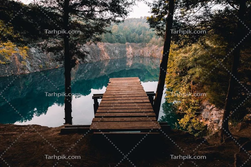 بندر چوبی در بالای صخره با چشم‌انداز زیبای دریا