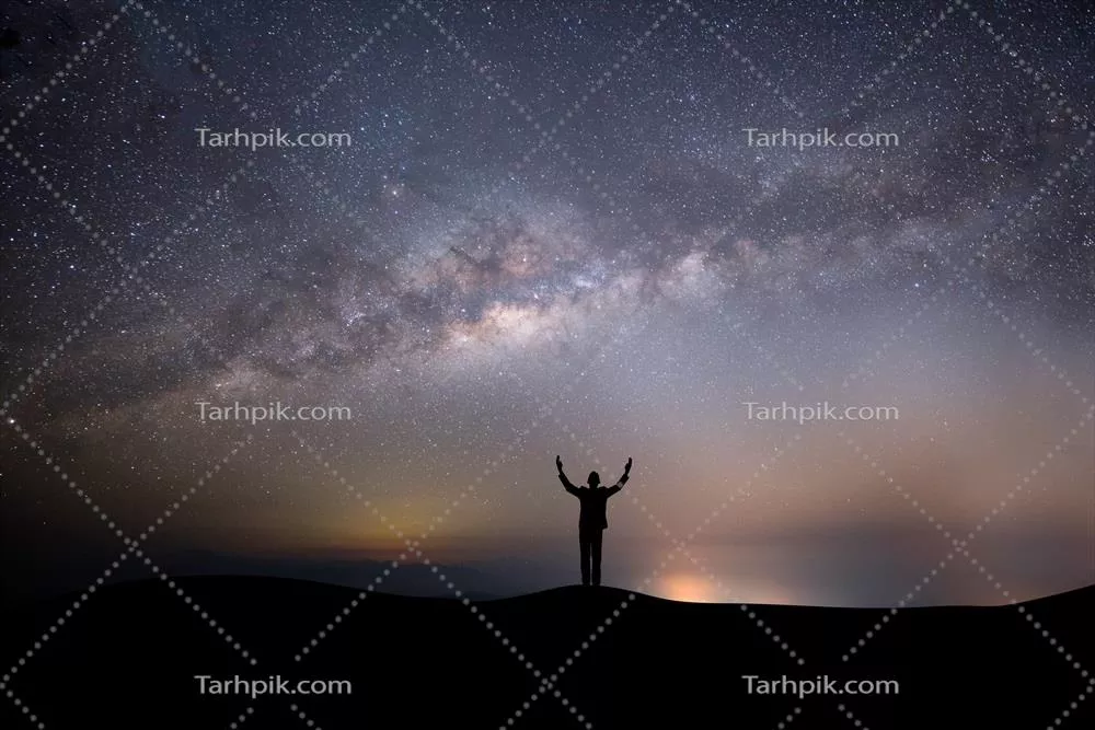سکوت شب و درخشش ستاره‌ها؛ سیلوئت یک نفر بر فراز تپه
