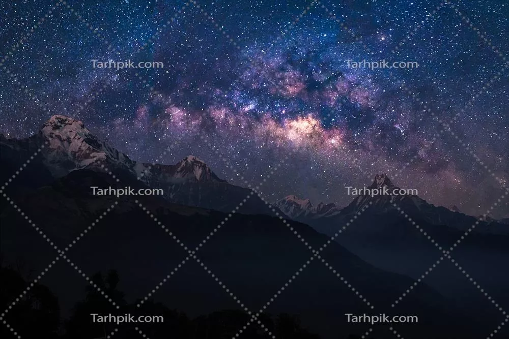 نمایی از کوه‌های هیمالیا با کهکشان راه شیری در آسمان شب