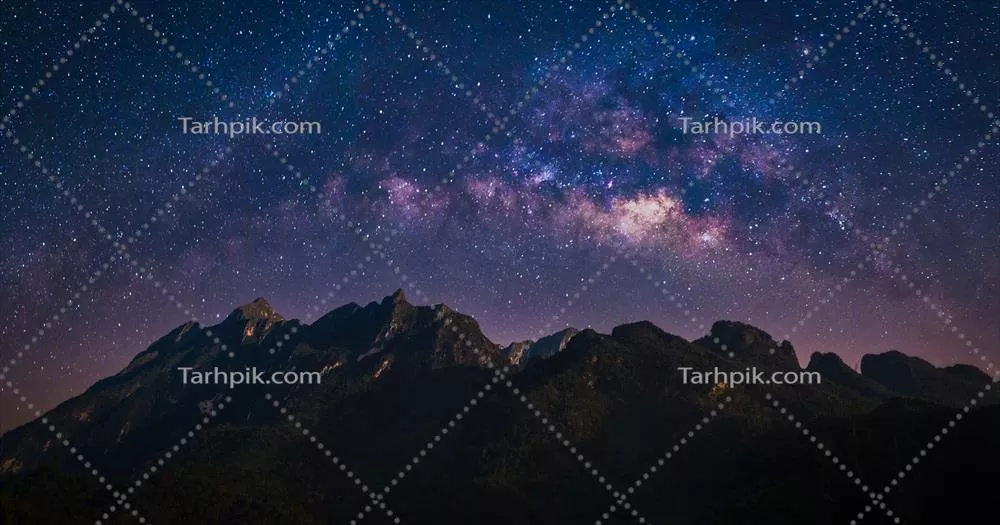 تماشاى منظره‌ى شب از کوهستان با کهکشان راه شیری و ستاره‌ها در آسمان