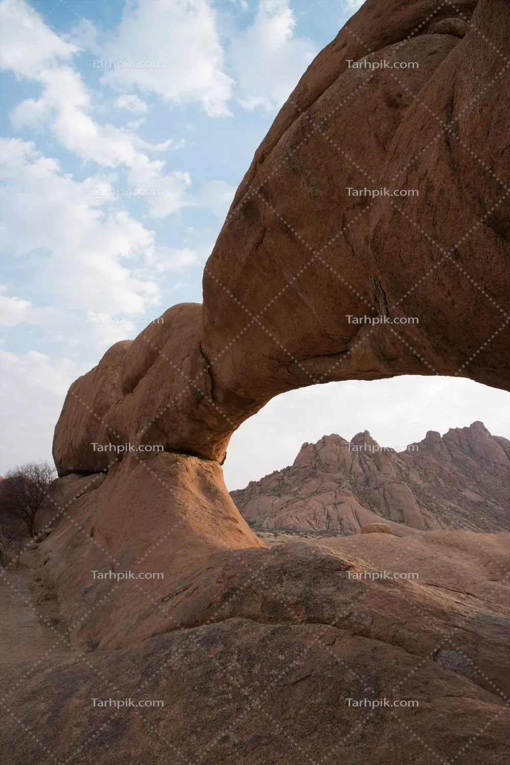 آرک طبیعی زیبای در کوههای سندستون در دوردستهای دامارا لند، نامیبیا