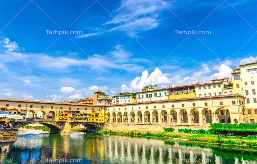 پل وکیو با ساختمان‌های رنگارنگ بر فراز رودخانه آرنو و آب آبی منعکس‌شونده