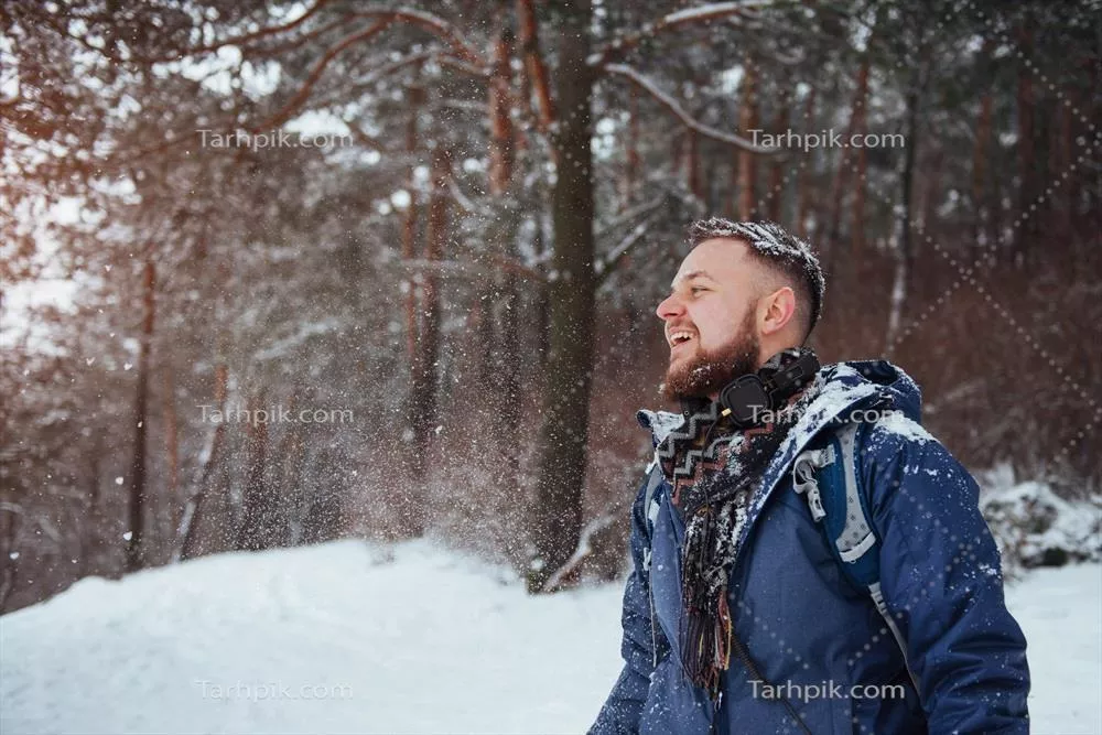 سفرکننده مرد با کوله‌پشتی: کاوش در طبیعت و ماجراجویی در جنگل‌های زیبا