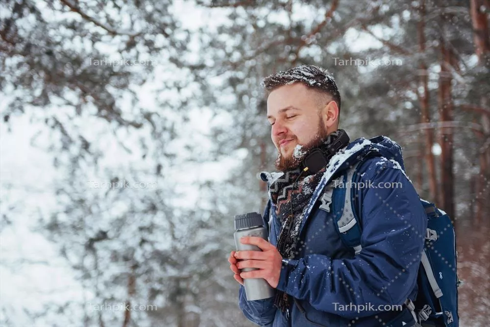 ماجراجویی مرد مسافر با کوله‌پشتی: تجربه زندگی فعال در دل طبیعت و منظره‌های زیبا