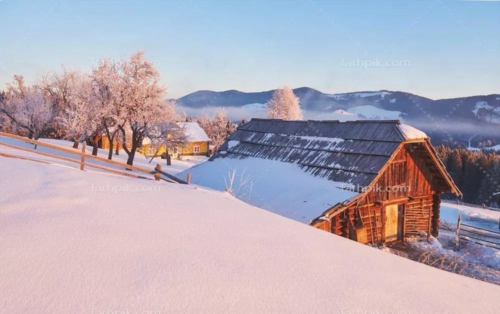 کارت پستال منزل در کوهستان های کارپات در فصل زمستان اوکراین