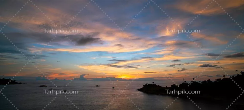 مناظر خیره‌کننده از طبیعت و نور در غروب یا طلوع خورشید بر روی دریا در جزیره پوکت تایلند