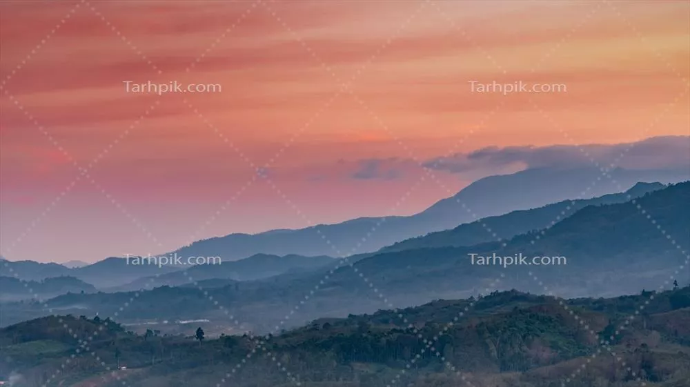 مناظر زیبا از رشته‌کوه‌ها در غروب آفتاب با خورشید غروب و ابرها در یک دهکده روستایی در کوهستان تایلند