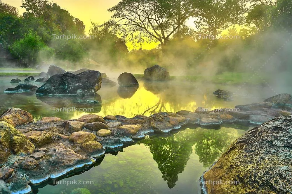چشمه های آبگرم طبیعی در پارک ملی چایسون، لامپنگ، تایلند در صبحگاهی آفتابی