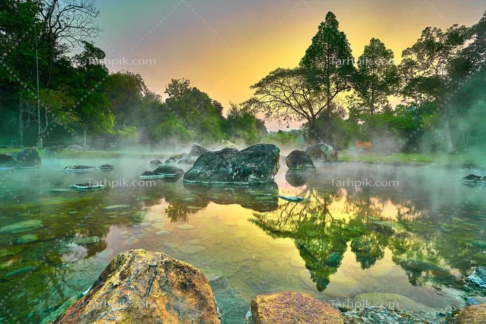 چشمه‌های آب گرم طبیعی در پارک ملی چائه‌سون، لامپانگ تایلند با طلوع آفتاب در صبحگاه