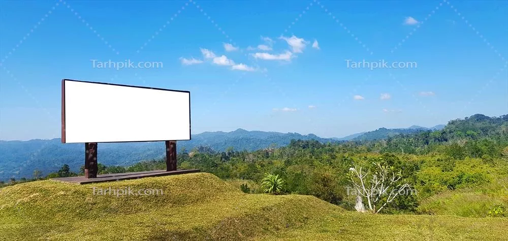 طرح خالی یا شبیه‌سازی برای افزودن متن در زمینه جنگل، کوه و آسمان آبی صاف در پارک ملی