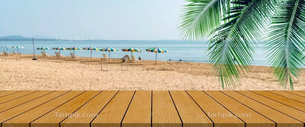 میز چوبی بلند با پس‌زمینه محو منظره ساحلی زیبا