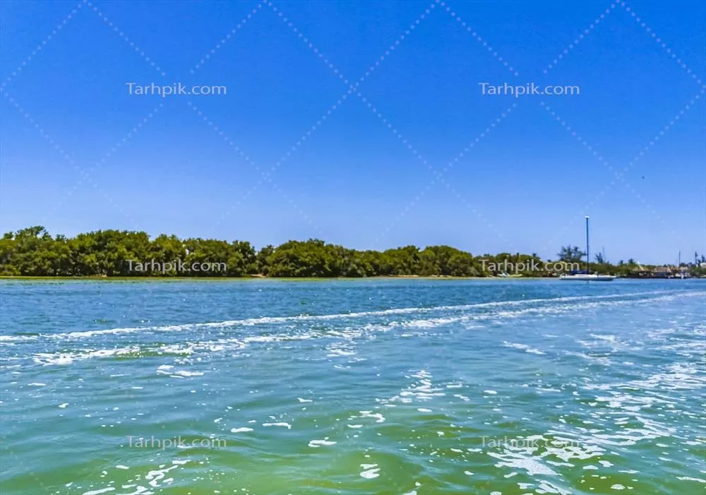 نمای پانورامایی از منظره زیبا و طبیعی جزیره هولباکس با سواحل آبی فیروزهای در مکزیک